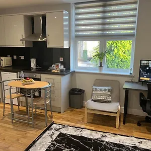  Apartment Mj Serviced Apartment: Luxurious West London Living Near Tube United Kingdom